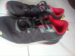 Zapatillas deportivas negras y rojas
