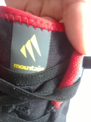 Zapatillas deportivas negras y rojas