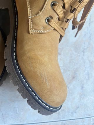 Botas de mujer beige y marrón