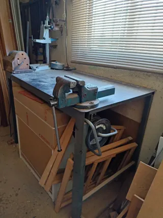 Banco de trabajo metálico con tornillo