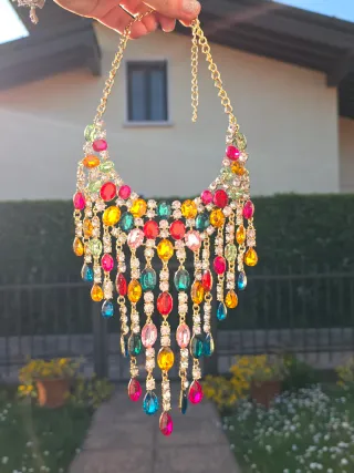 Collana con pietre colorate