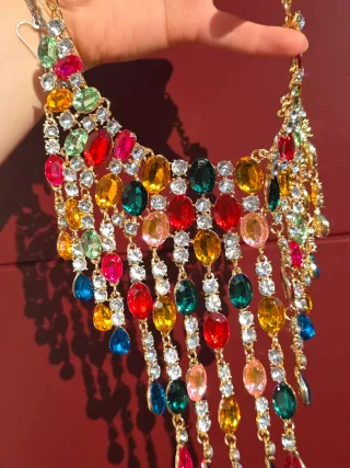 Collana con pietre colorate
