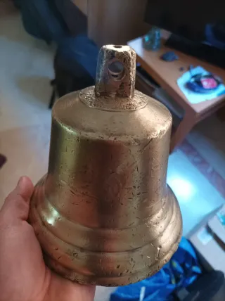 Campana antigua de bronce