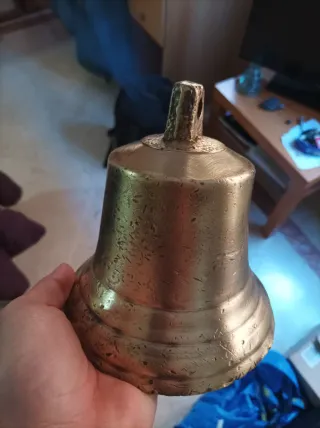 Campana antigua de bronce