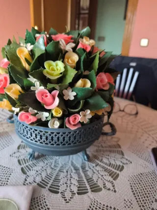 Centro de mesa flores rosas y amarillas