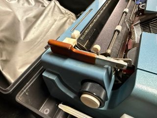 Máquina de escribir Olivetti Studio 46 con caja