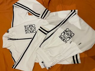 Chándal blanco con rayas negras