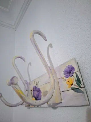 Perchero vintage restaurado y pintado a mano