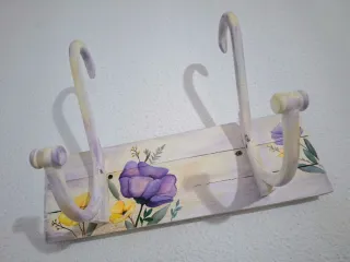 Perchero vintage restaurado y pintado a mano