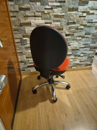 Silla de escritorio roja y plateada