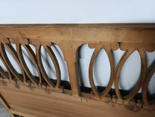 Cabecero de madera dorado con detalles
