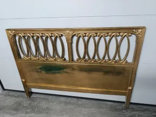 Cabecero de madera dorado con detalles