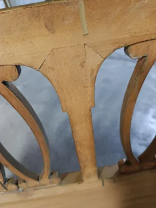 Cabecero de madera dorado con detalles