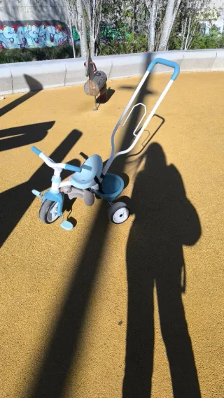 Triciclo infantil azul con manillar