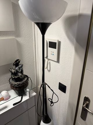 Lámpara de pie moderna negra y blanca