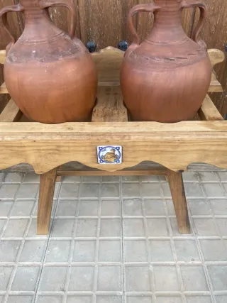 Mesa de madera con 2 cántaros de barro