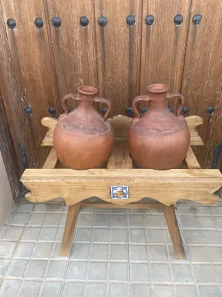 Mesa de madera con 2 cántaros de barro