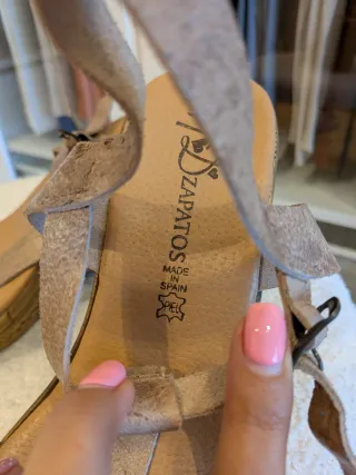 Sandalias beige cuña