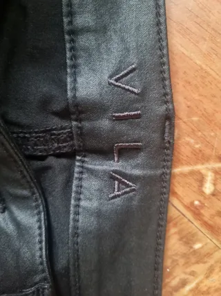 Pantalón Vila efecto piel negro T.38.Elastico.