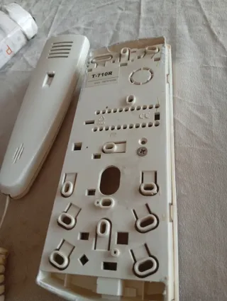 Teléfono de pared blanco
