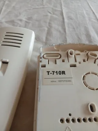 Teléfono de pared blanco