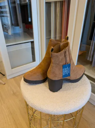 Dos Botines color marrón