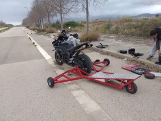 Soporte elevador moto rojo y plateado