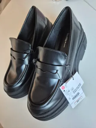 Zapato mocasín color negro con plataforma
