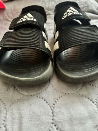 Sandalias Adidas Niños, tamaño 29.