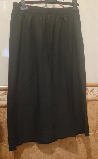 Falda larga negra con botones