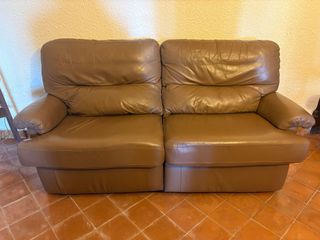Sofá de piel marrón