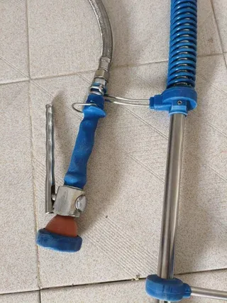 Fregadero industrial inoxidable con grifo