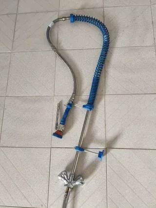 Fregadero industrial inoxidable con grifo