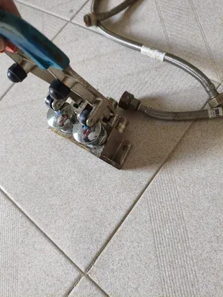 Fregadero industrial inoxidable con grifo