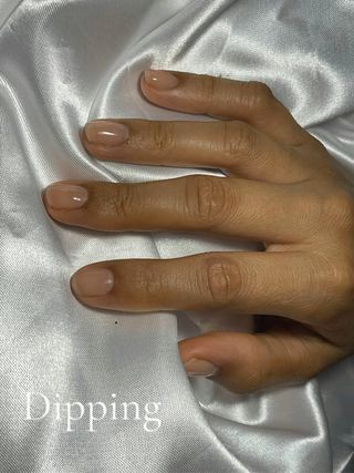 Uñas, maquina de coser y peinados