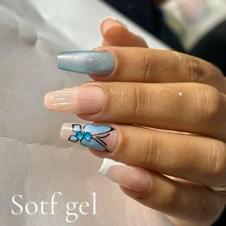 Uñas, maquina de coser y peinados