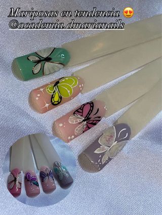Uñas, maquina de coser y peinados