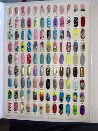 Uñas, maquina de coser y peinados