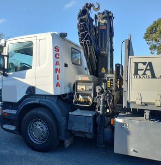 SCANIA BASCULANTE CON GRUA 380