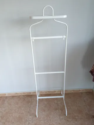 Perchero de pie blanco