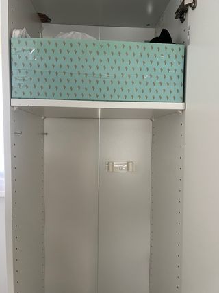 Mueble multiusos / Escobero blanco