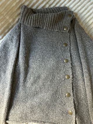 Jersey gris con botones laterales