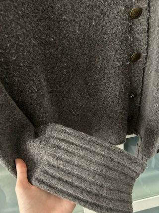 Jersey gris con botones laterales