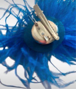 Giacca lunga Chiaretta blu con spilla piuma