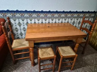 Mesa de madera con 2 sillas y 2 taburetes