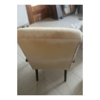 Butaca beige con brazos de madera