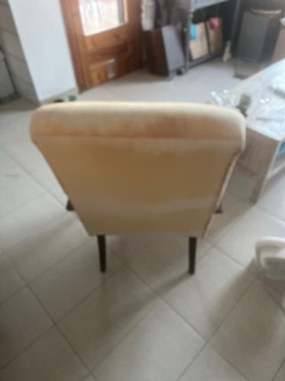 Butaca beige con brazos de madera