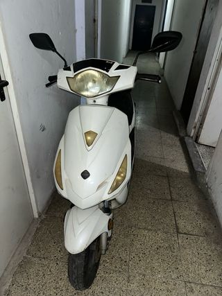 Ciclomotor Scooter Blanco y Negro
