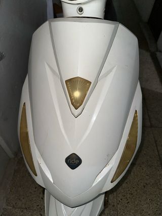 Ciclomotor Scooter Blanco y Negro