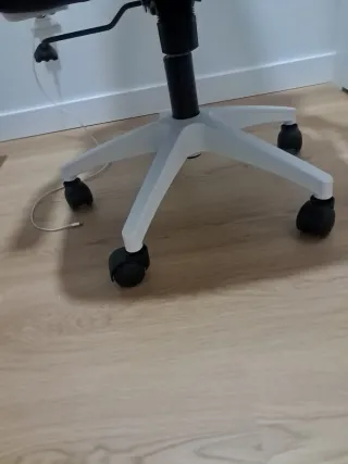 Silla de escritorio ergonómica negra y blanca